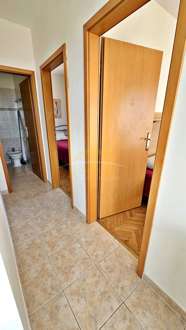 Dvosobno stanovanje v Okrugu Gornjem/Čiovo z lepim pogledom na morje in s bazenom